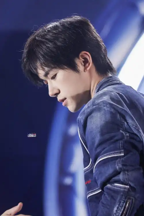 易烊千玺破洞针织内搭