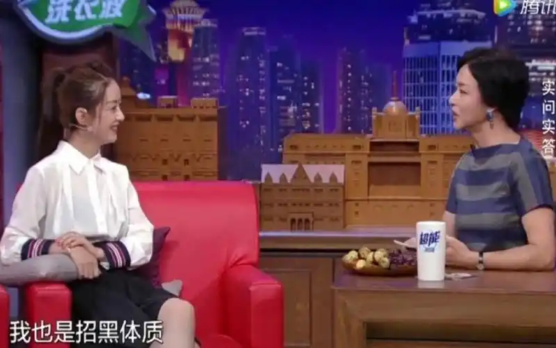 赵丽颖在金星秀上,竟然边吃枣边回答金星的问题可爱了都爆炸!
