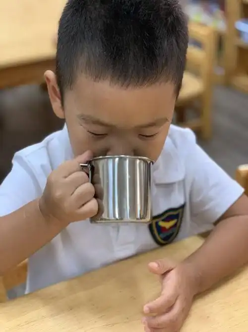 我在幼儿园自己喝水的美妙时刻.