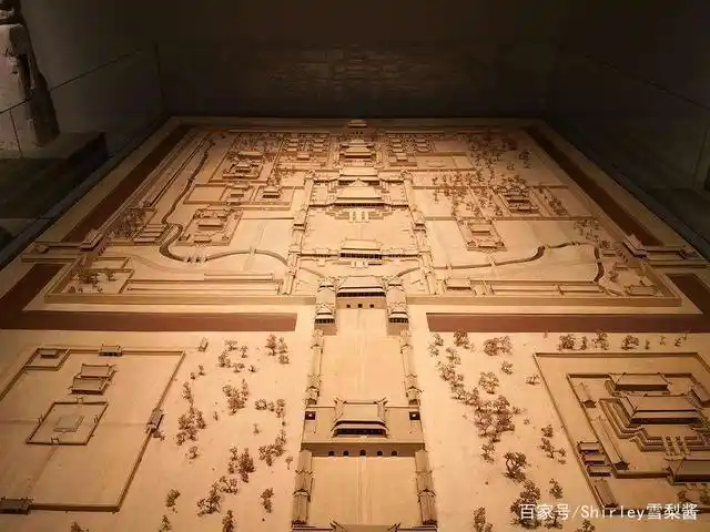 如今南京的明故宫遗址公园内,地上建筑已不复存在,只有那草坪上散落着