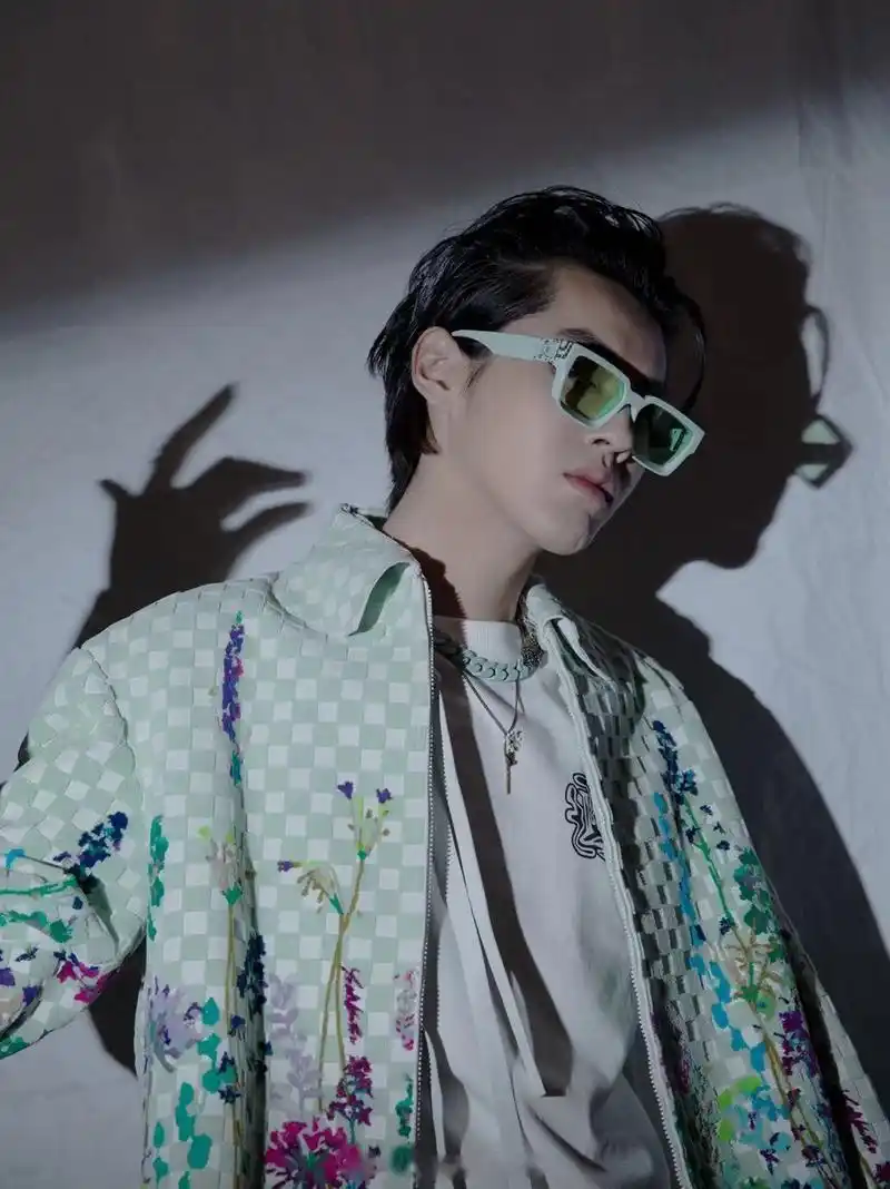 今日份吴亦凡lv代言人活动图来了,大背头 薄荷绿墨镜 花卉刺绣夹克