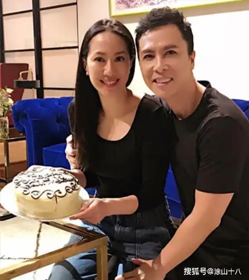 分手后,甄子丹娶了性格独立的模特汪诗诗,万绮雯嫁给对她疼爱有加的