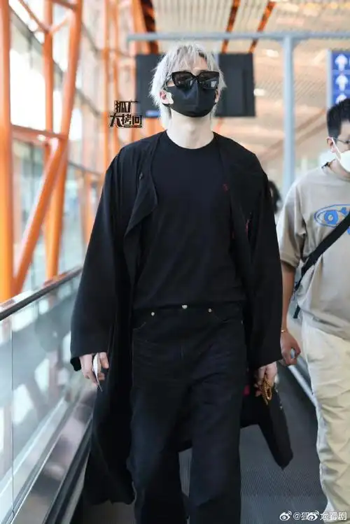 刘宇宁串儿不离手##刘宇宁北京机场路透图