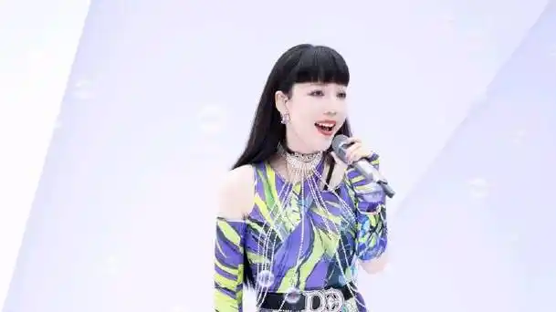 吴莫愁地铁经典海报再现##吴莫愁发糖