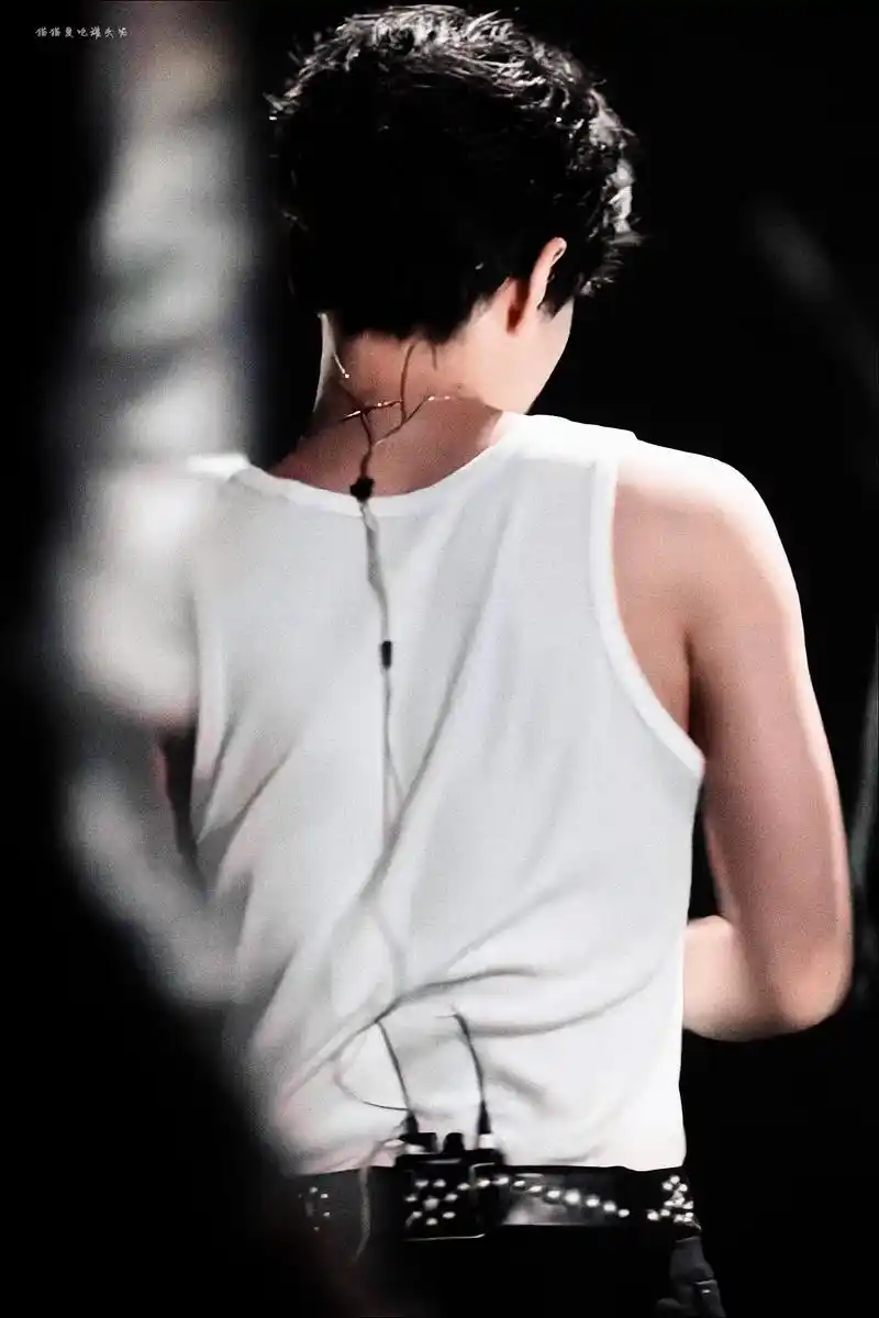 黑白系就是有腹肌.#黑白系 #禁欲系  #王俊凯 #撩起衣服 - 抖音