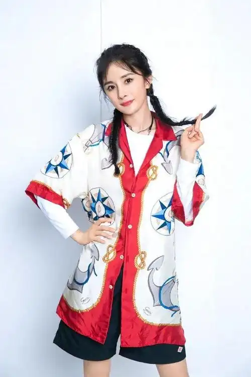 杨幂真是厉害!穿豹纹丝质睡衣拍宣传照,娇俏优雅好有女人味