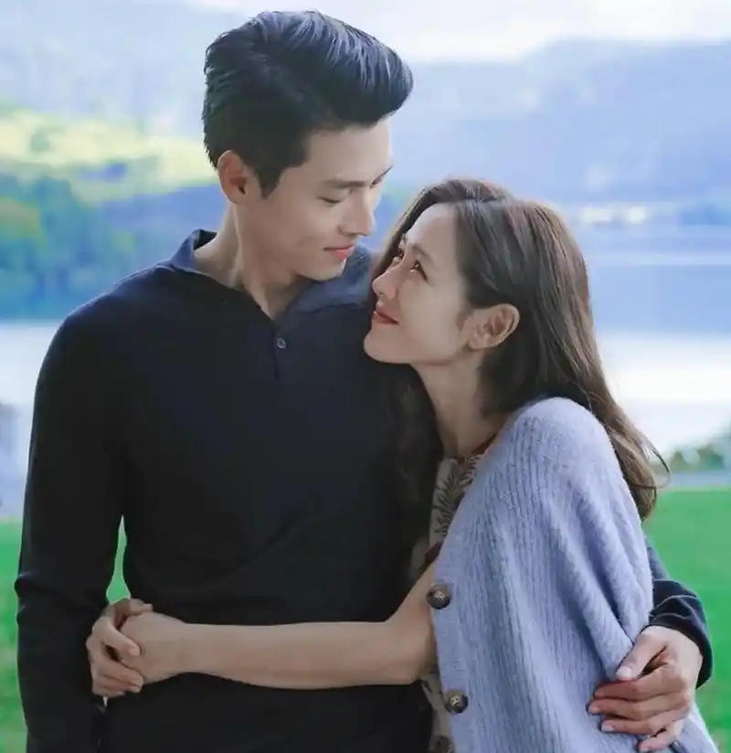 玄彬孙艺珍一家三口现身国外,穿情侣装太甜蜜,女方产后恢复如初