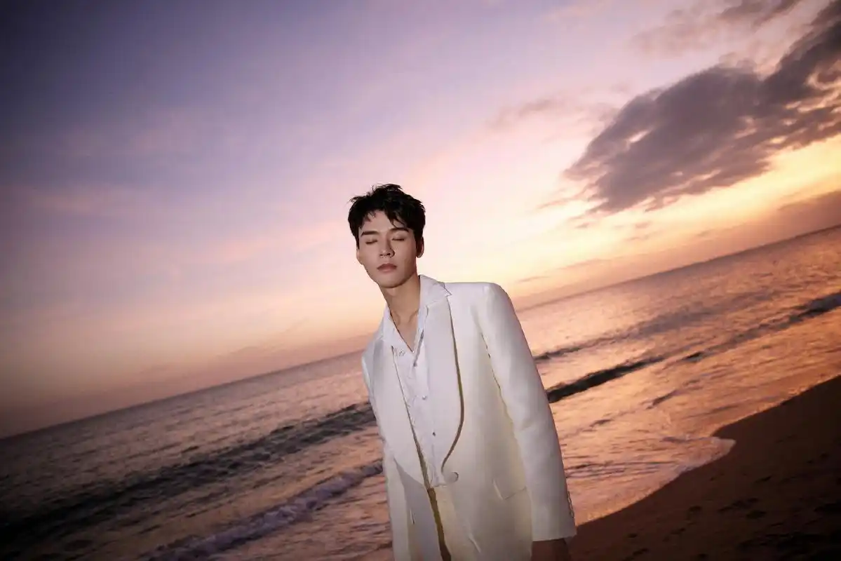 龚俊出席gq盛典,海边大片出炉,白马王子,优雅时尚