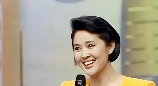那次春晚是倪萍第一次主持春晚,那真是"全国人"的春晚,当时的春晚有个