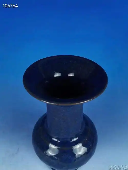 旧藏宋代官窑蓝釉冰裂开片觚瓶