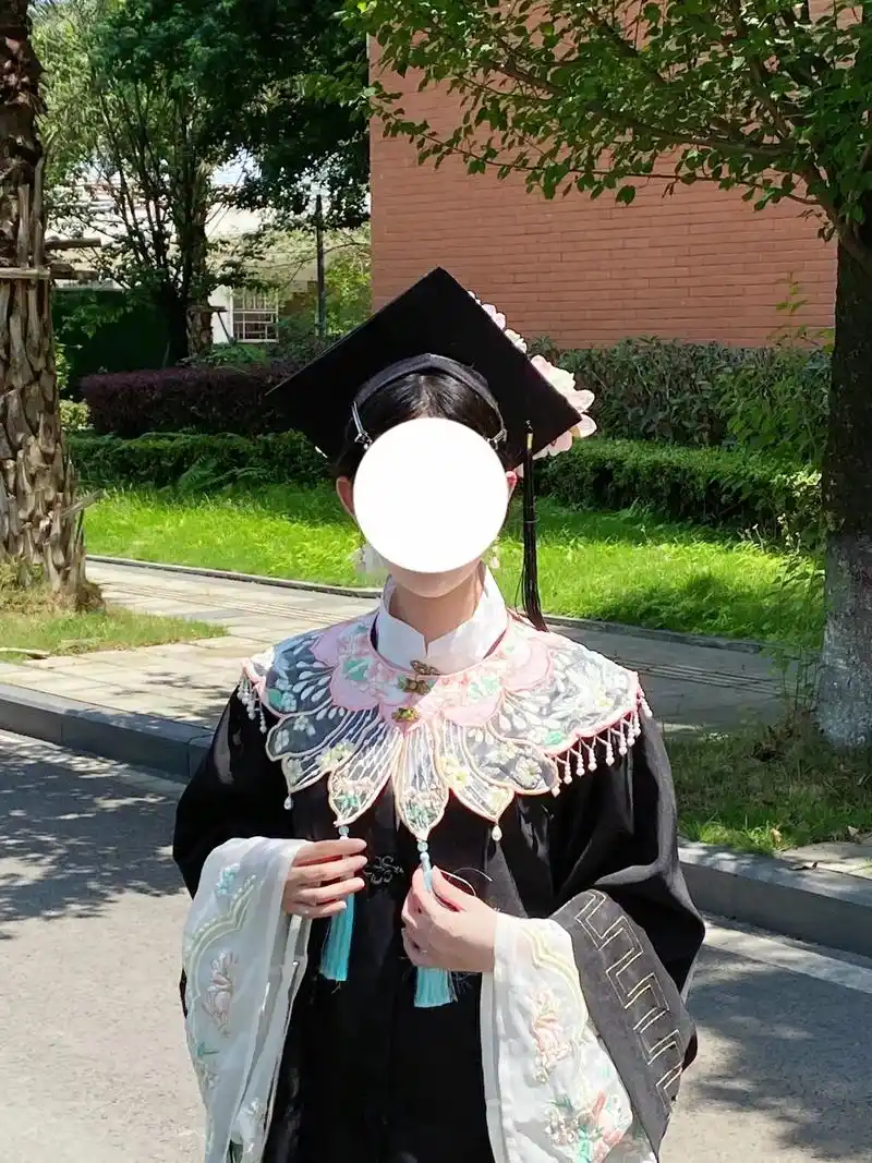 学士服搭配汉服简直太绝了!适配度拉满 - 抖音