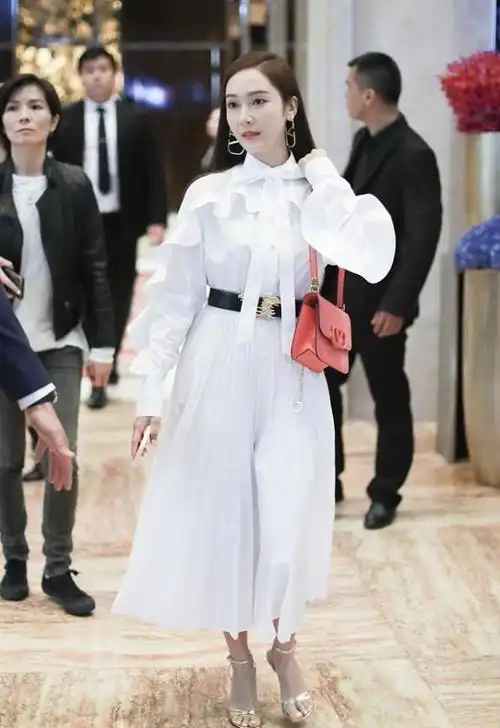 裙子的款式推荐——郑秀妍是很多中韩粉丝心目中的神颜,她的裙装穿搭