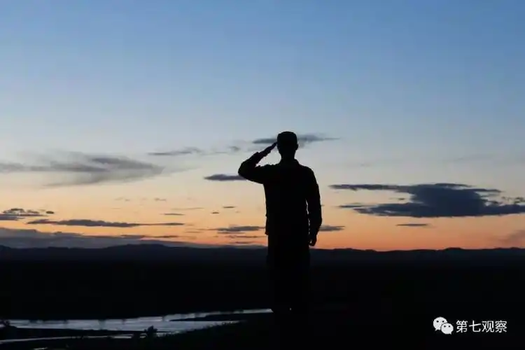 今天的军礼献给军嫂