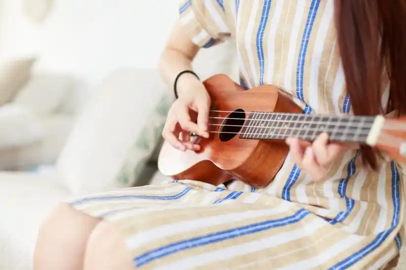 朋友聚会弹奏尤克里里图片第8张