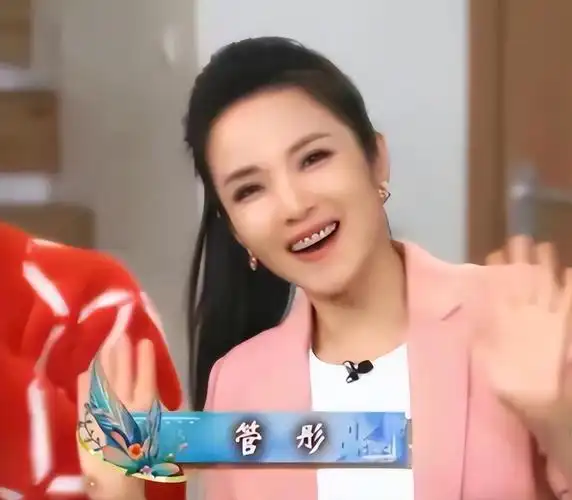 回顾管彤26岁进央视41岁结婚42岁冒险生子如今被丈夫宠成公主