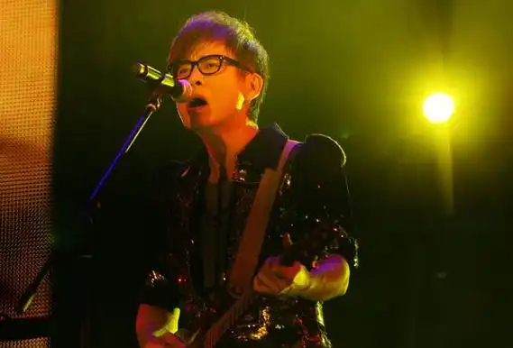 "罗大佑最脍炙人口的歌曲莫过于这首《恋曲1990》.