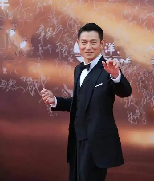 刘德华新造型曝光!留小胡子超帅气,还与舒淇夫妇参加同一个活动