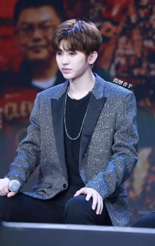 蔡徐坤ins##愚人节站姐团建