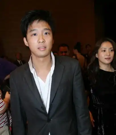 霍启山(eric)懒理风波,日前下午三时许,本刊就发现他在港岛南区豪宅