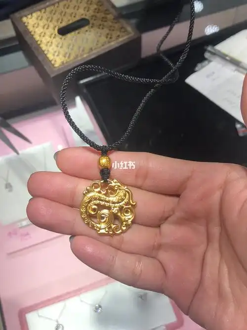 拔草周大福传承龙牌吊坠,小号正好,大号适合男士哦!