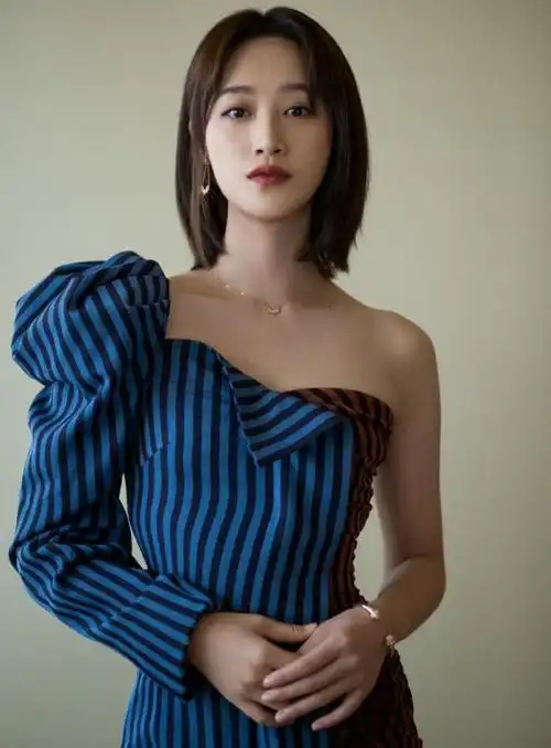 美女明星气质短发美女明星蓝盈莹迷人写真照片美女模特文章小虾米