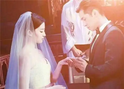 刘亦菲辟谣和胡歌结婚后近照曝光穿机车皮衣造型酷帅