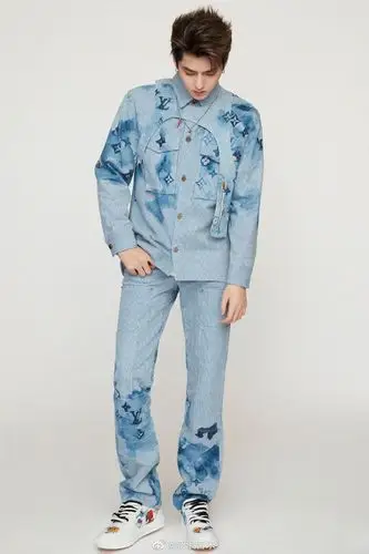 吴亦凡解锁全新水墨牛仔大片清爽帅气又不失肆意张扬