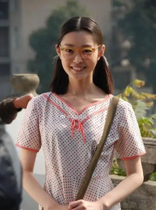 在上个世纪七十年代的农村,宋轶穿着格子衫,带着黄色边框的眼睛,学生