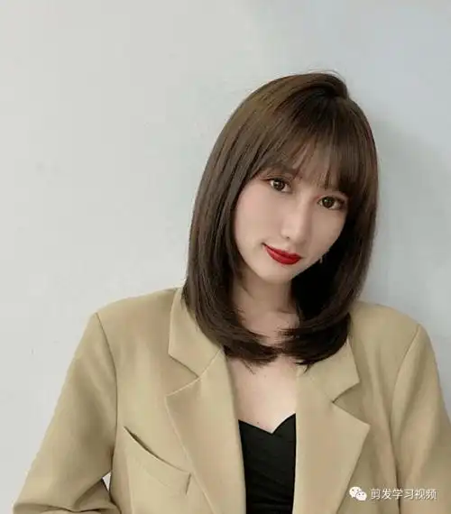 初秋就该来一款内扣烫烫发发型