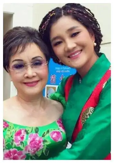 降央卓玛与老公丁珍曲扎近照,老公185英俊潇洒超浪漫