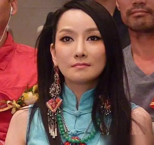 萨顶顶素颜什么样?卸妆后"巫婆变仙女",网友直呼不化妆早火了