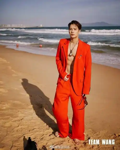 王嘉尔的肤色晒成了小麦色,更显得帅气迷人,眼前的王嘉尔随便凹造型都