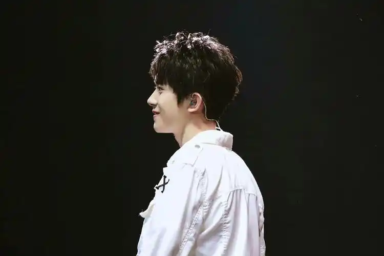 酷帅易烊千玺桌面壁纸舞台上的光芒少年