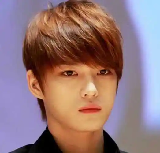 这款烫发发型最适合发量多的男生啦,蓬松的齐刘海短发层次感十足