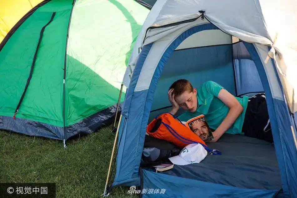 各地观众齐聚温布尔登搭帐篷等待赛事开幕