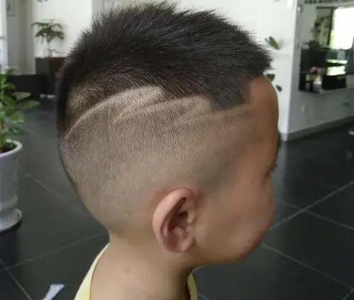 六岁男孩夏季剃两边短发设计真酷清爽解暑的男童短发发型夏天必备