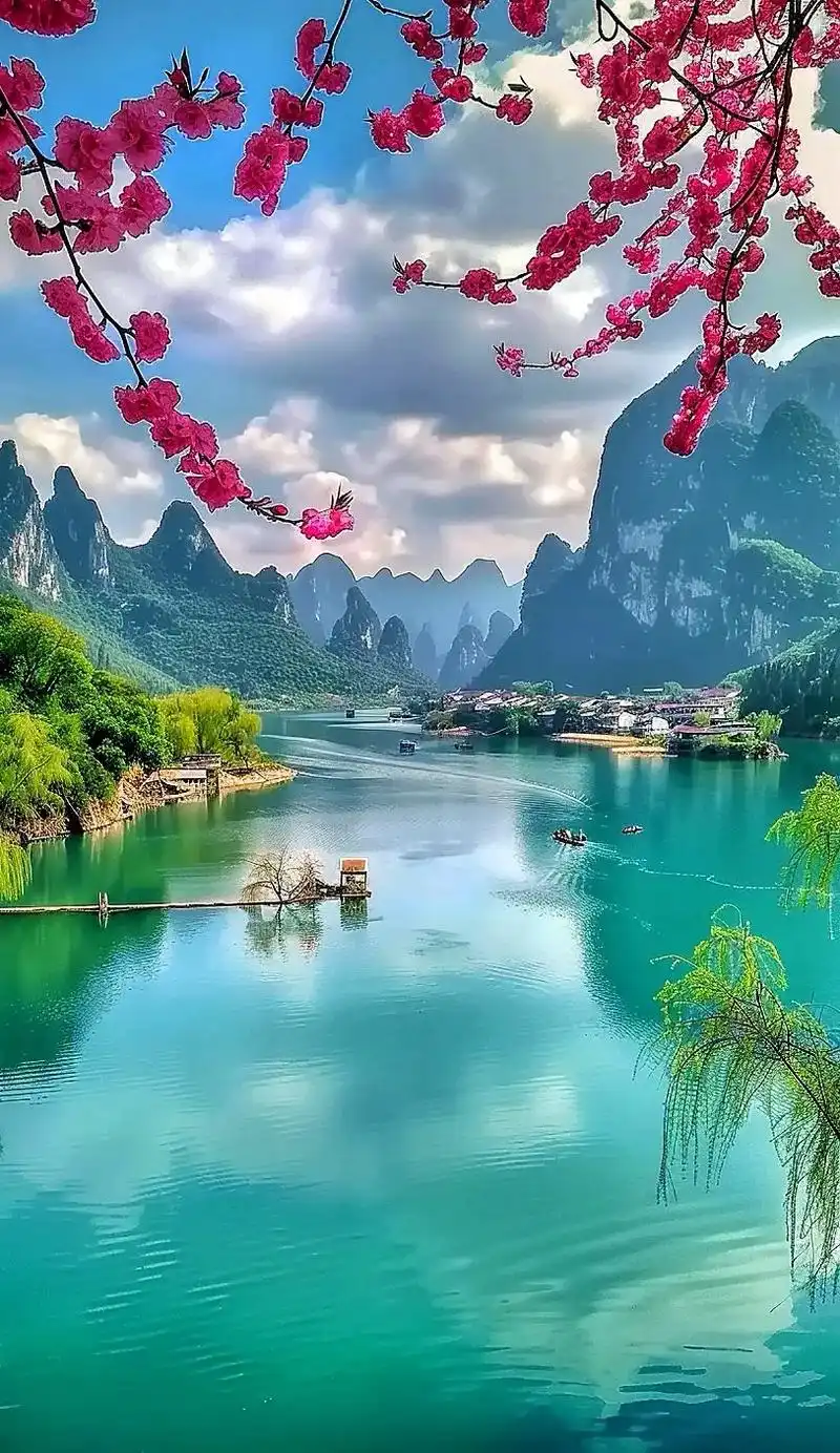 桂林山水景色美, 如诗如画惹人醉. 奇峰峻岭映碧波, 绿树红花互依偎