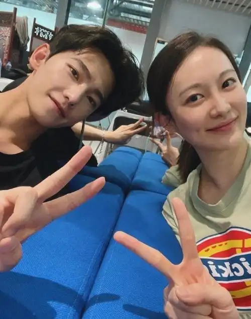 杨洋与素人合影