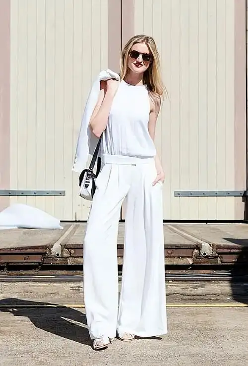 穿白色裤子,该如何搭配上衣?以下三种穿搭技巧,气质时髦又高级
