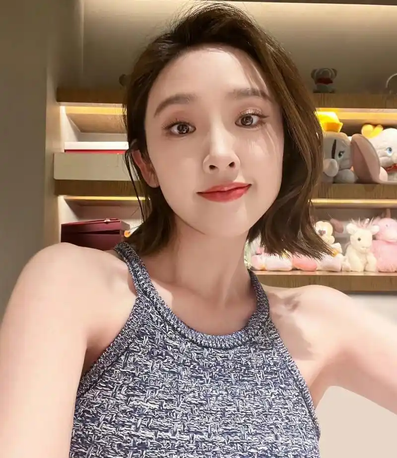 唐艺昕晒生活照太瘦了,她当妈妈以后一点没长肉,可能天生吃不胖的体质