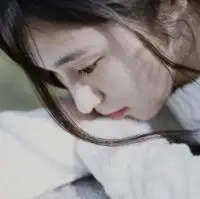低头的伤感女生头像_你独