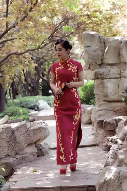 美丽不是年轻人的专属,50 的女人穿旗袍既可端庄优雅,也可新颖时尚.