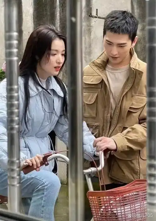 随后,4月1日,有网友整理了杨洋和王楚然的行程图,发现两人频繁出现在