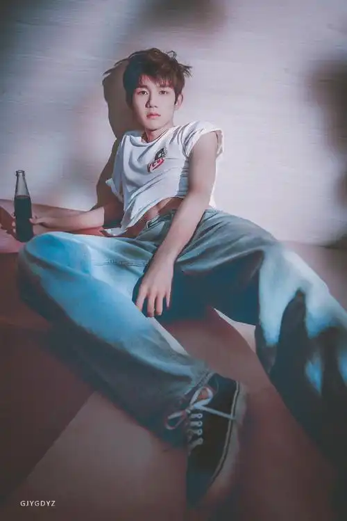 王源超话#身材最能打的明星#来看看@tfboys-王源小细腰,大长腿,锁骨