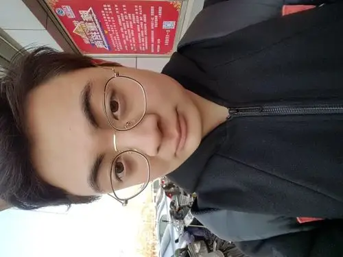 展开全部 一般般,不算很丑,也不是很帅,正常.