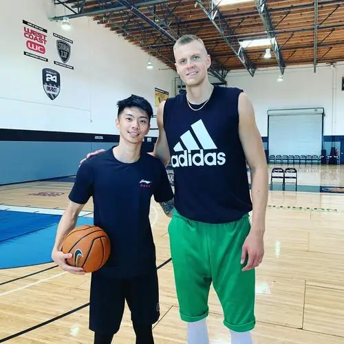 王子瑞晒与波尔津吉斯合影 感慨:没办法只能佩服