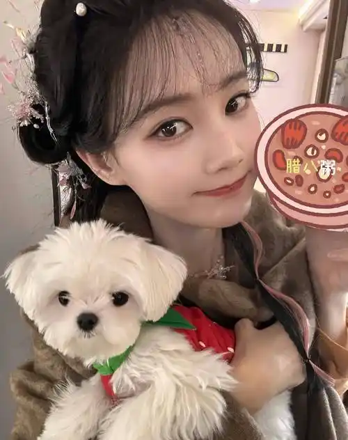 李一桐晒《狐妖小红娘王权篇》片场照,脸蛋软糯,眼神透着无辜_娱乐