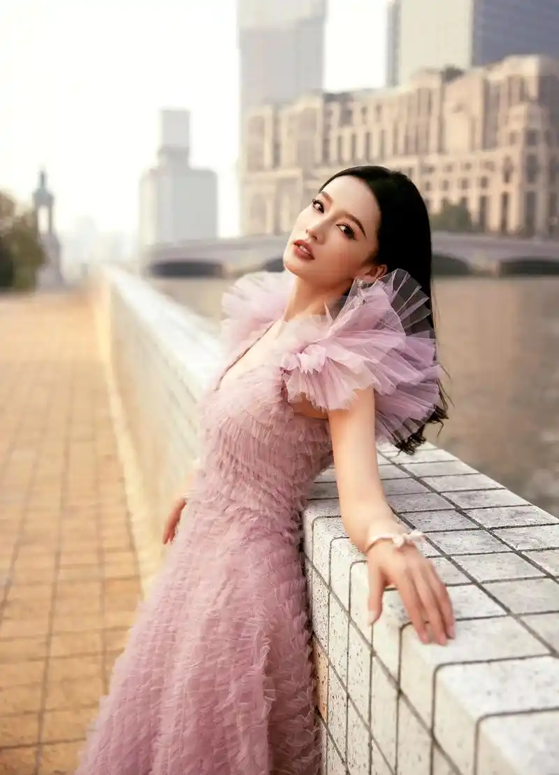 李沁活动新造型来袭,穿一条香芋紫薄纱长裙,唯美又仙气!