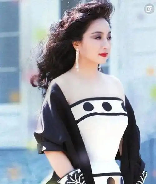 相信很多90后和00后都十分陌生,但是在70后,80后的心目中,她是"女神"