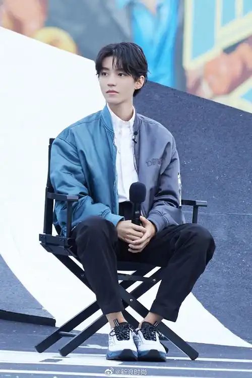 tfboys-王俊凯一身撞色夹克搭配白衬衫现身活动现场,搭配运动鞋和黑